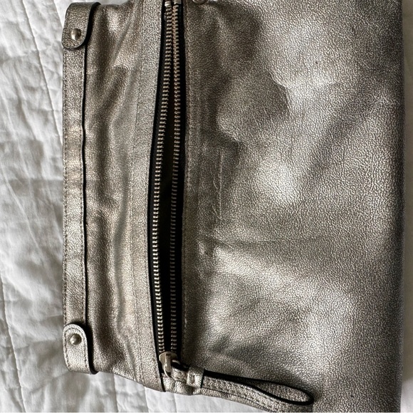 KENNETH COLE NEW YORK- GENUINE LEATHER WRISTLET/CLUTCH SILVER - Picture 9 of 13